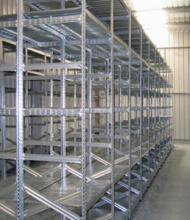 Scaffalatura industriale a ripiani lunghezza 9 metri , altezza 2,50 mt, profondità 50 cm  con 5 ripiani in altezza
